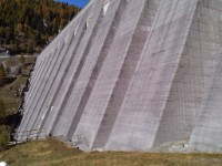 <p>Malga Bissina-Speroni visti dal sentiero di valle a piede diga<br>fonte: Hydro Dolomiti Energia S.r.l.</p>
